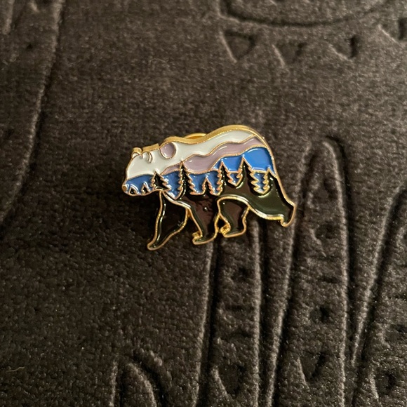 Scenic Grizzly Bear Pin (Brand New!) - Picture 5 of 7